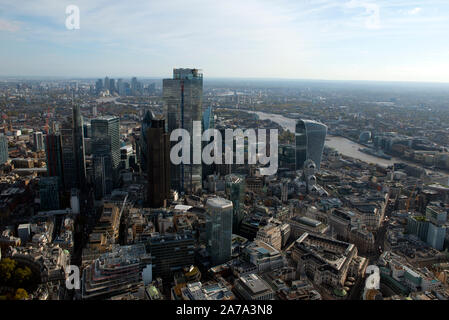 La città di Londra, il suo distretto finanziario con il walkie talkie e il fiume Tamigi guardando ad est, come si vede dall'aria