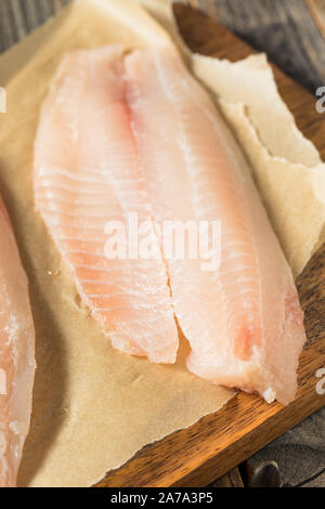 Materie organiche bianco Tilapia pesci pronti per cucinare Foto Stock