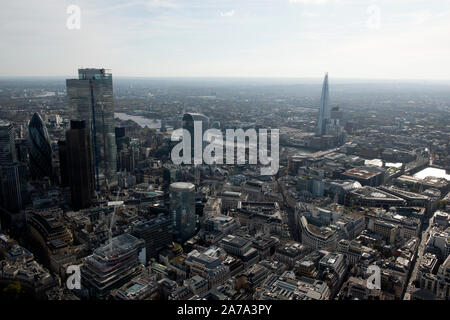 La città di Londra con i walkie-talkie e il fiume Tamigi guardando ad est come si vede dall'aria Foto Stock