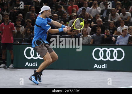 Parigi, Francia. 31 ott 2019. Giocatore tedesco JAN LENNARD STRUFF restituisce il pallone al giocatore francese JO WILFRIED TSONGA durante il round di 16 di Parigi Rolex Masters 1000 Torneo di Parigi AccorHotel Arena Stadium di Parigi Francia.Jo Wilfried Tsonga beat Jan Lennard Struff 2-6 6-4 7-6 Credito: Pierre Stevenin/ZUMA filo/Alamy Live News Foto Stock