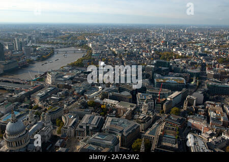 Guardando attraverso il Blackfriars sul Fiume Tamigi a Southwark come si vede dall'aria Foto Stock