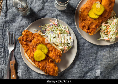 In casa di Nashville pesce caldo con Coleslaw e pane Foto Stock