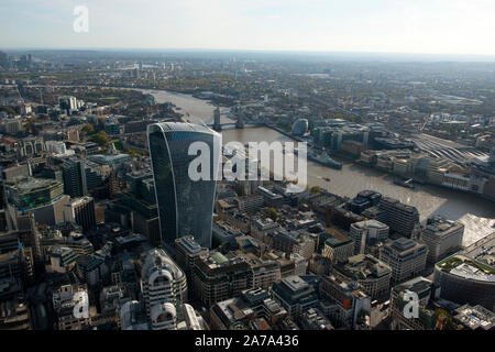 Una veduta aerea della città di Londra e il suo distretto finanziario con il grattacielo grattacielo ufficio blocchi.