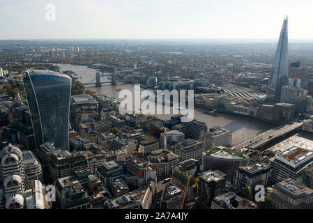 La Shard, il fiume Tamigi e il Tower Bridge e il walkie talkie come si vede dall'aria Foto Stock