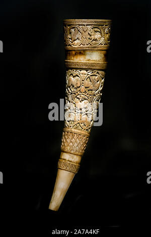 Olifante (Hunting-Horn) animali e uccelli lunghezza 47,5 cm. L'avorio dalla Sicilia o il sud dell'Italia, della prima metà del secolo XI (avvisatore acustico fatto di avorio di elefante.) Museo Hermitage. Foto Stock