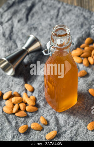 In casa di mandorle organico Orgeat sciroppo in una bottiglia Foto Stock