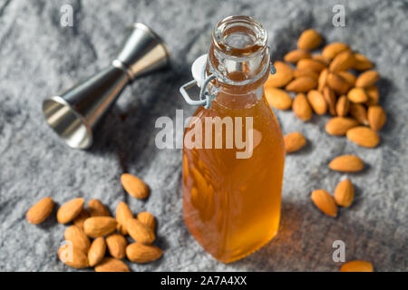 In casa di mandorle organico Orgeat sciroppo in una bottiglia Foto Stock