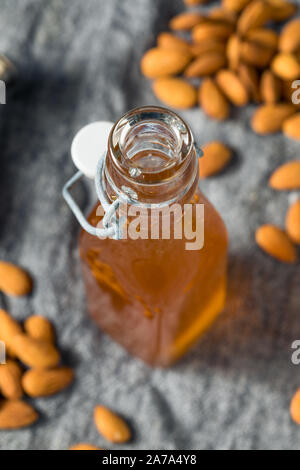 In casa di mandorle organico Orgeat sciroppo in una bottiglia Foto Stock