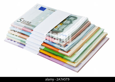 Banconote in euro bundle con bandarole isolato su bianco Foto Stock