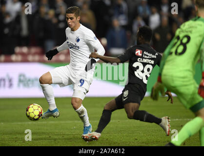 Copenhagen, Danimarca. 31 ott 2019. Pieros Sotiriou, FC Copenhagen e Clinton Antwi, FC Nordsjaelland in lotta per la sfera durante l'Sydbank Cup Soccer match tra FC Copenhagen e FC Nordsjaelland in Telia Parken, Copenhagen, Danimarca. Credito: Lars Moeller/ZUMA filo/Alamy Live News Foto Stock