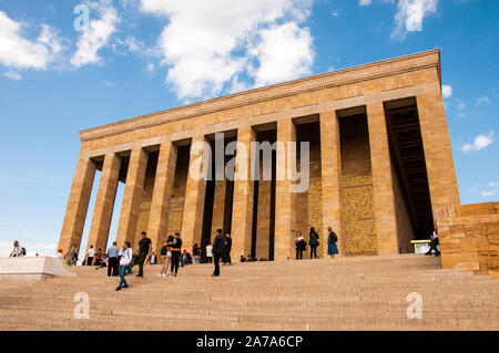 Ankara, Turchia - 7 Ottobre 2019: Anitkabir mausoleo di Ataturk con le persone che visitano il Grande Leader Ataturk nella sua tomba a convogliare il suo amore e la sua res Foto Stock