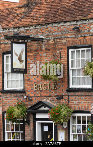 La Eagle pub, una tradizionale casa pubblica e ha elencato la costruzione su Amersham Old Town high street, Buckinghamshire, UK Foto Stock