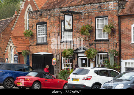 La Eagle pub, una tradizionale casa pubblica e ha elencato la costruzione su Amersham Old Town high street, Buckinghamshire, UK Foto Stock