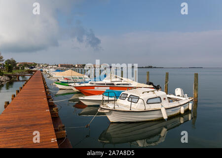 Barche legato al molo in legno in Grado, Friuli Venezia Giulia, Italia Foto Stock