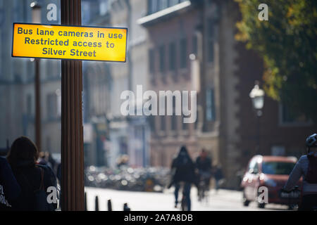 Avviso sulla corsia degli autobus telecamere e accesso limitato a Silver Street, Cambridge, Inghilterra. Foto Stock