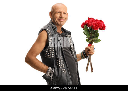 Bald punk tenendo un mazzo di rose rosse e sorridente isolati su sfondo bianco Foto Stock