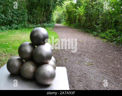 Le palle di cannone scultura sul campo di battaglia di Bosworth a piedi dal campo di battaglia di Bosworth Heritage Centre, Nuneaton, Leicestershire, Regno Unito Foto Stock