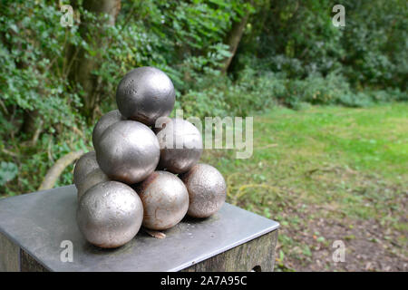 Le palle di cannone scultura sul campo di battaglia di Bosworth a piedi dal campo di battaglia di Bosworth Heritage Centre, Nuneaton, Leicestershire, Regno Unito Foto Stock