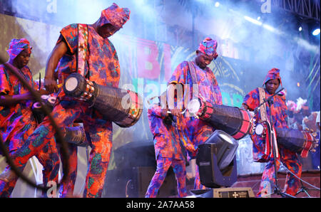 I batteristi africani picchiano la batteria durante il Festival Africano del tamburo ad Abeokuta, Stato dell'Ogun, Nigeria. Foto Stock