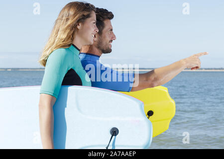 Coppia giovane di bodyboard surf Foto Stock