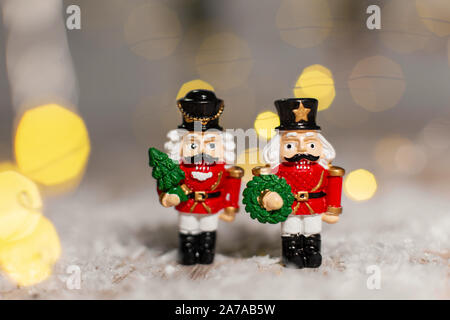 Decorazione di Natale figurine a tema. Natale soldatini da uno schiaccianoci fiaba. Decorazione per albero di Natale. Decorazioni festive, calda luce bokeh di fondo Foto Stock