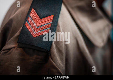 Dettagli di storico italiano uniformi militari. Gradi e le patch su tessuti di alta qualita'. In stile vintage abiti, gusto europeo per eleganza. Foto Stock