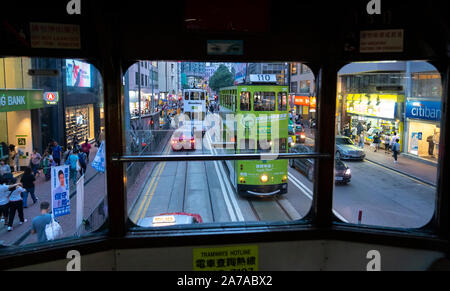 Vista della strada da interno a Hong Kong il tram in Wanchai Hong Kong Island Foto Stock
