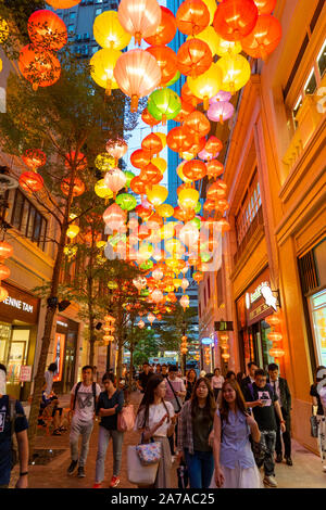 Molte lanterne cinesi di notte lungo Spring Garden Lane in Wanchai Hong Kong, Cina Foto Stock