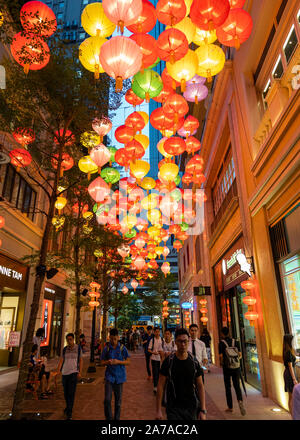 Molte lanterne cinesi di notte lungo Spring Garden Lane in Wanchai Hong Kong, Cina Foto Stock