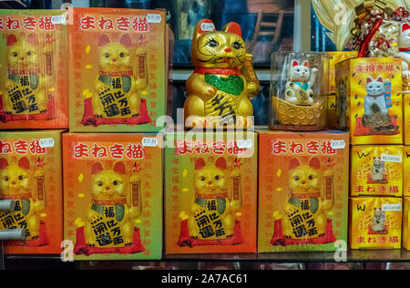 Statuetta giapponese 'maneki-neko' (fascino fortunato) chiamato anche "Chinese lucky cat' Foto Stock