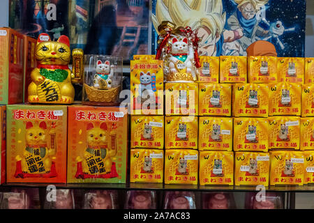 Statuetta giapponese 'maneki-neko' (fascino fortunato) chiamato anche "Chinese lucky cat' Foto Stock