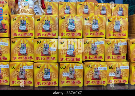 Statuetta giapponese 'maneki-neko' (fascino fortunato) chiamato anche "Chinese lucky cat' Foto Stock