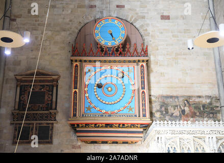 Il XV secolo storico orologio astronomico, un modello funzionante del sistema solare, nella Cattedrale di Exeter, nel Devon, Regno Unito Foto Stock