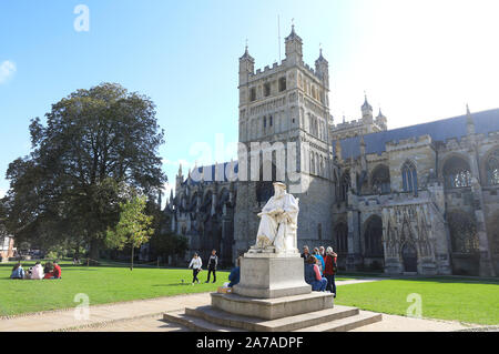 Statua di scrittore locale & teologo Richard Hooker (1554-1600) a Exeter Cathedrla verde, nel Devon, Regno Unito Foto Stock
