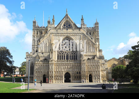 Le sculture medievali della facciata ovest schermata Immagine della Cattedrale di Exeter sulla cattedrale verde in autunno sunshine, nel Devon, Regno Unito Foto Stock