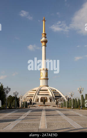 Indipendenza monumento di Aşgabat Foto Stock