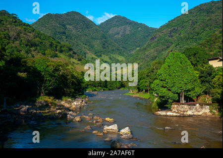 Macaé river a Arraial do Sana, un luogo che attrae l'avventura e gli amanti della natura e di Rio de Janeiro, Brasile Foto Stock