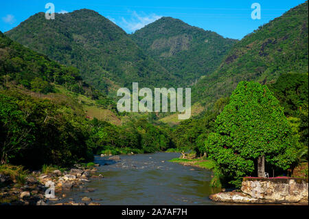 Macaé river a Arraial do Sana, un luogo che attrae l'avventura e gli amanti della natura e di Rio de Janeiro, Brasile Foto Stock