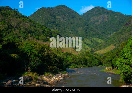 Macaé river a Arraial do Sana, un luogo che attrae l'avventura e gli amanti della natura e di Rio de Janeiro, Brasile Foto Stock