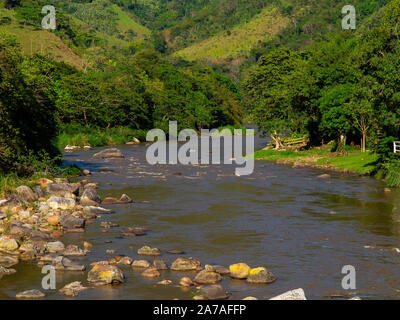 Macaé river a Arraial do Sana, un luogo che attrae l'avventura e gli amanti della natura e di Rio de Janeiro, Brasile Foto Stock