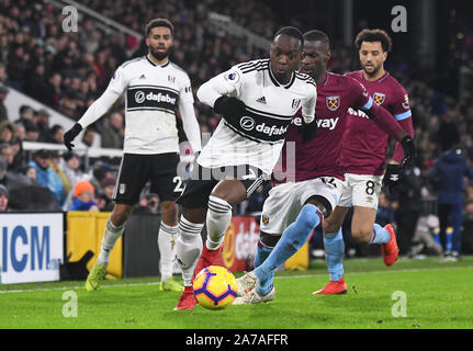 Londra, Inghilterra - Dicembre 15, 2018: Neeskens Kebano di Fulham (L) e Pedro Mba Obiang Avomo del West Ham (R) nella foto durante il 2018/19 Premier League tra Fulham FC FC e il West Ham United a Craven Cottage. Foto Stock