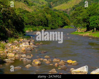 Macaé river a Arraial do Sana, un luogo che attrae l'avventura e gli amanti della natura e di Rio de Janeiro, Brasile Foto Stock