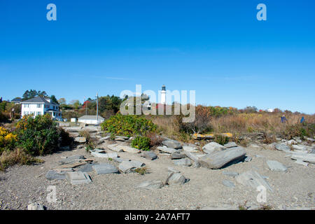 Vista di Cape Elizabeth faro dal punto di Dyer, Cape Elizabeth, Maine. Questa è una luce bianca torre accanto a un edificio bianco -05 Foto Stock