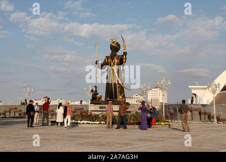 Turisti nel Parco Indipendenza Aşgabat Foto Stock