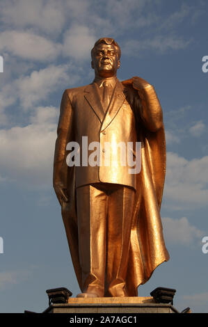 Statua dorata di ex Presidente Saparmurat Niyazov presso l'indipendenza monumento di Aşgabat Foto Stock