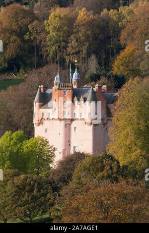 Castello di Craigievar nel nord est della Scozia, circondato da alberi in un colorato fogliame di autunno Foto Stock