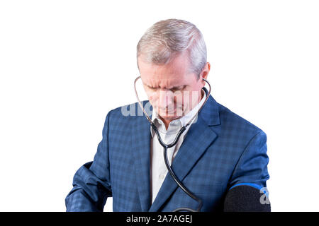 Un uomo anziano in una tuta misure di pressione, da lui stesso, con una mano tonometro. Isolato su uno sfondo bianco. Foto Stock