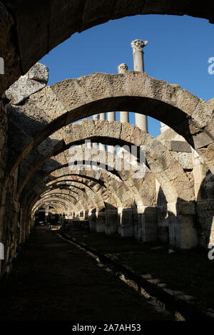 La città antica di Smirne fu fondata sull'altro lato del golfo, vicino il luogo ora chiamato Bayrakli Izmir. Foto Stock