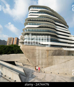 La moderna architettura di PolyU School of Design Jockey Club Torre di innovazione a Hong Kong Polytechnic University di Hong Kong. L'architetto Zaha Hadid Foto Stock