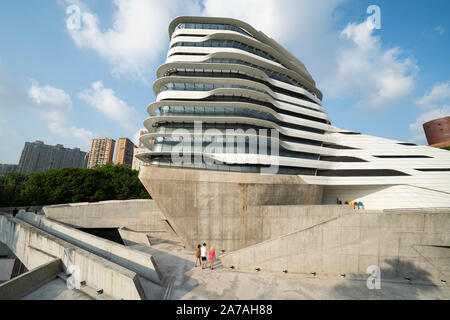 La moderna architettura di PolyU School of Design Jockey Club Torre di innovazione a Hong Kong Polytechnic University di Hong Kong. L'architetto Zaha Hadid Foto Stock